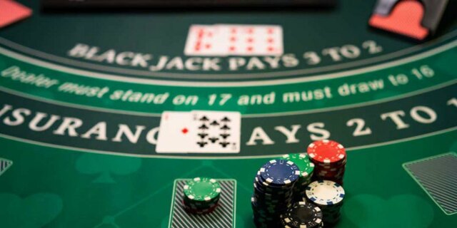 Mengintip kartu dan mengalahkan dealer rahasia di balik blackjack display
